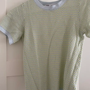 Zara topp - En jätte söt topp från zara. Säljer då den inte kommer till användning mer❤️