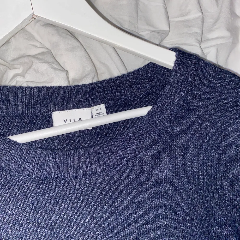 Säljer min stickad tröja ifrån Vila.  Sticks eller kliar inte, mysig och varm!  Marinblå i st S, använd ett fåtal gånger.  Köparen står för frakten! . Stickat.