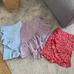 Kjolar  - Säljer 3 jätte söta kjolar från shein som inte kommer till användning för mig längre, säljer alla tre tillsammans som ett paket, röda kjolen är i storlek XS, blåa XS o lila S💕 80kr för alla kjolar tillsammans +frakt💕