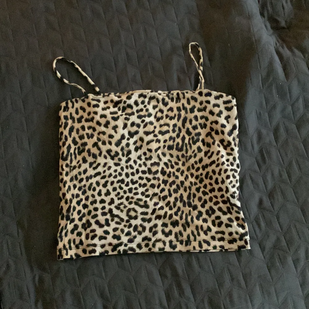 Ett leopardmönstrat linne från Gina tricot. Använd några gånger, men fortfarande i bra skick! 🥰. Toppar.