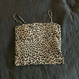 Ett leopardmönstrat linne från Gina tricot. Använd några gånger, men fortfarande i bra skick! 🥰