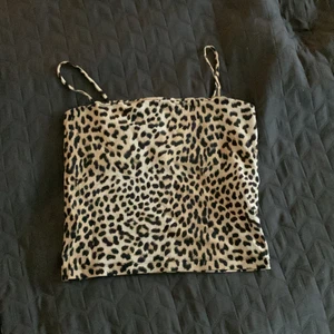 Linne Gina tricot - Ett leopardmönstrat linne från Gina tricot. Använd några gånger, men fortfarande i bra skick! 🥰