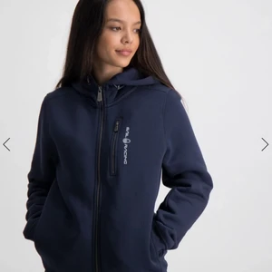 Hoodie - Säljer min sail racing ziphoodie i mörkblå. Storlek 160😃 inte använd alla mycket och jätteskön👍🏻 kostar 999 nypris men säljer för 300+frakt 😍