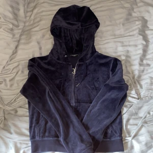 Juicy couture - Blå juicy couture tröja, storlek m. Köpt för 1199kr på Nelly, ganska använd men inga fläckar eller hål.