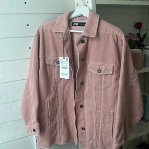 zara jacka - Rosa oversized jacka från Zara i manchester tyg, köpt för flera år sedan så finns inte kvar. Aldrig använd, endast testad. Säljes eftersom jag aldrig använt och den inte passar mig🫶🏼 Pris kan diskuteras