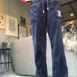 Juicy couture byxor storlek 11år stora i storlek - Fina juicy byxor från kidsbrandstore köpta för 949 inklusive leverans säljer för jag inte använder så mycket längre och jag e 151 och byxorna e lite långa på mig