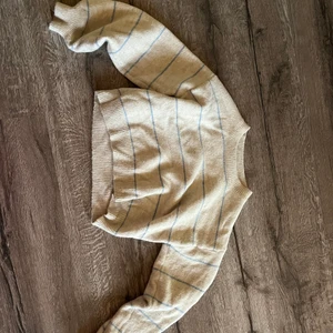 stickad tröja - säljer denna stickade tröja från shein eftersom de inte kommer till användning, vill få bort den så snabbt som möjligt. Nypris: 149:-  Nu: 30:-