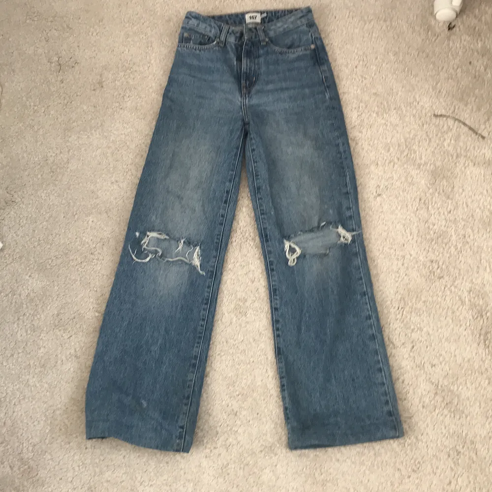 Säljer ett par vida jeans i modellen Boulevard från lager 157. Köpta i höstas men är i bra skick😊  De är uppsydda några centimeter så jag skulle säga att de passar folk som är runt 160.  Kontakta mig privat för fler bilder eller frågor😊. Jeans & Byxor.