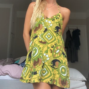 Klänning - Fin sommarklänning man knyter bak. Aldrig använd. 