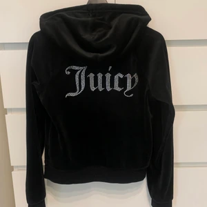 Juicy Couture  - Svart Juicy sett i fint skick. Byxor strl xs. Tröja strl s. 