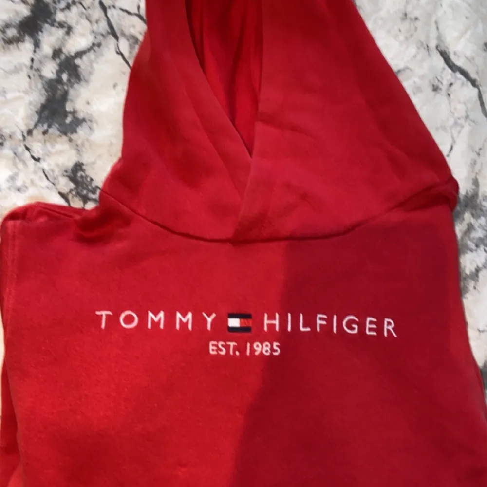 En röd hoodie som inte kommer till användning❤️ knappt använd och fint material. Köparen står för frakten❤️ Skulle säga att den sitter som en M men det står 176 i storlek. Hoodies.