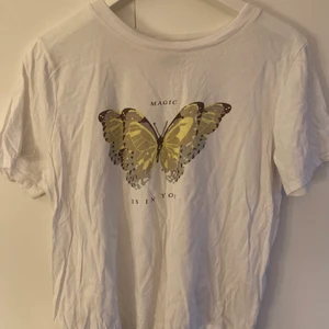 T-shirt  - Oanvänd T-shirt från Gina Tricot 