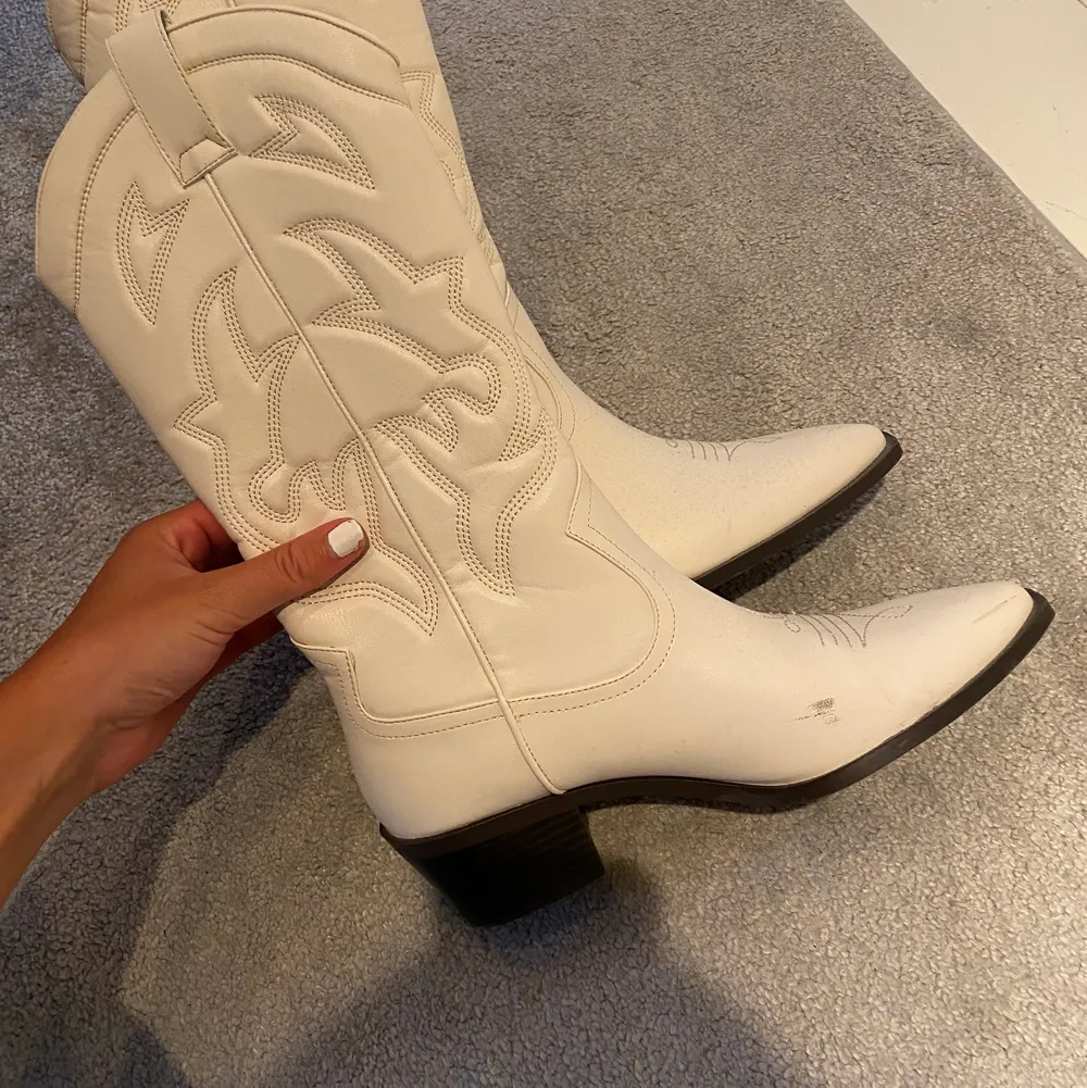 Säljer mina knappt använda cowboyboots från stradivarius i storlek 40, men passar storlek 39 också. Nypris 699.. Skor.