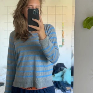 Randig tröja - Superfin tröja som inte kommer till användning längre. Den är använd väldigt lite. Frakt tillkommer men kan även mötas upp💙 