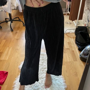 Byxor - Fladdriga, randiga svarta byxor, aldrig använd❤️ Köparen står för frakten!