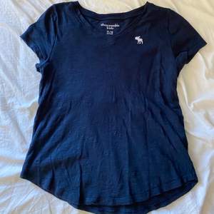 Mörkblå Abercrombie kids t shirt i storlek 11/12 men passar mig som är vanligtvis xs. Använd några gånger men fortfarande i ett fint skick💕