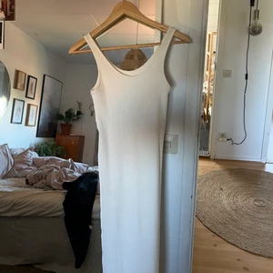 Långklänning H&M - Beige thight långklänning från H&m! använd varsamt så i fint skick!