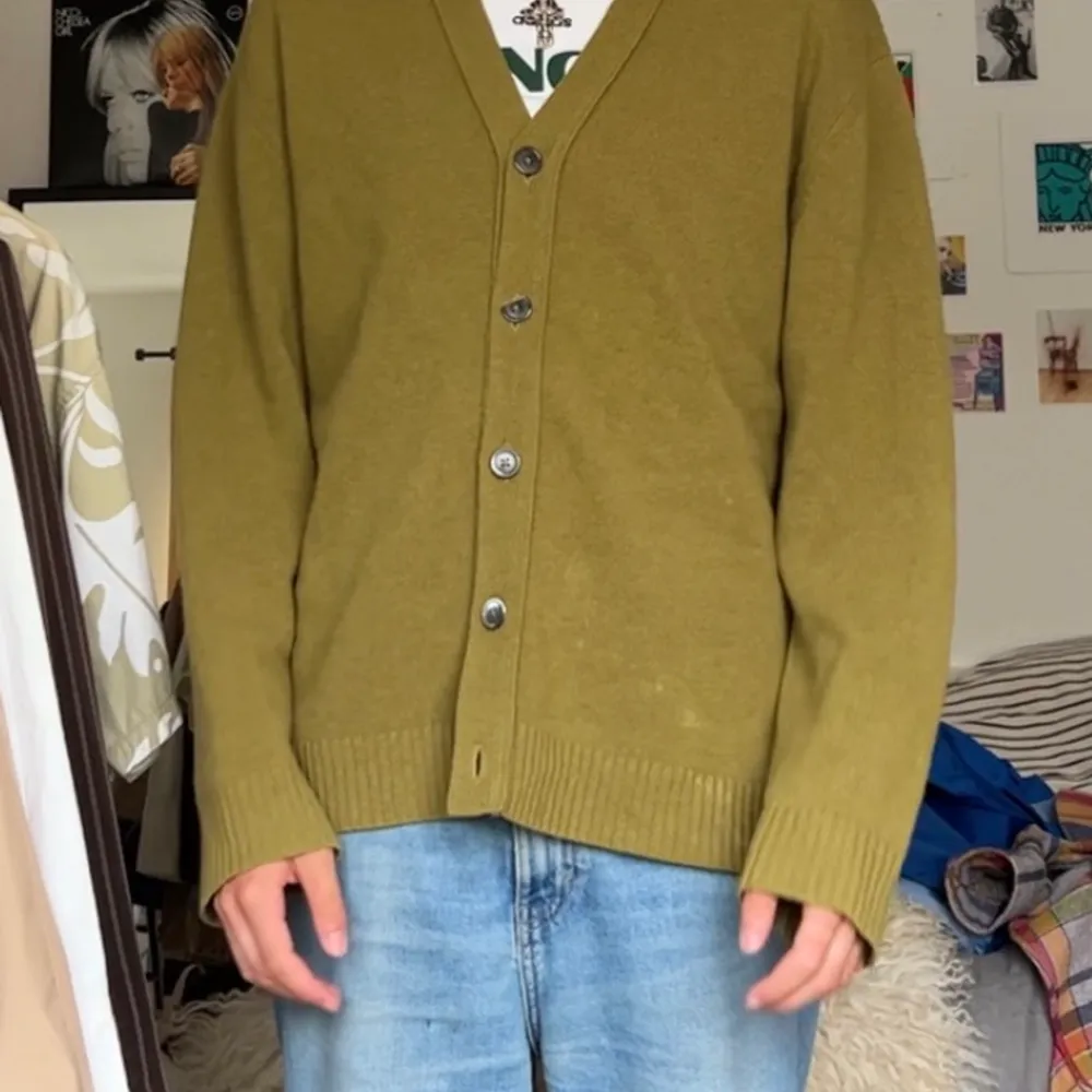 grungy cardigan fits a bit big but i like it. nice green colour fits with nearly everything.. Tröjor & Koftor.