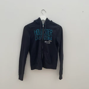 Tröja - Marinblå tröja med luva från Hollister, strl S