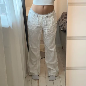 LINNEBYXOR - Sååå fina vita linnebyxor, perfekta till skolan nu! Sitter straight och lågmidjat, så trendiga och passar till allt! Priset är satt utifrån tidigare försäljningar! Midja: 41cm, Innerben: 80cm. Skriv för frågor, mått eller fler bilder! KÖP INTE DIREKT!!💞💕💕