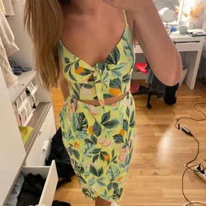 Grönt sett - Sett köpt från gina för några år sen men bara använt en gång. Köpt för 500kr men säljer för 300kr. Pris kan diskuteras vid snabb affär. Köparen står för frakt.