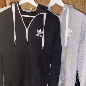 Adidas hoodies - 2 st snygga luvtröjor/hoodies från Adidas. Använda men i gott skick! Kommer inte till användning längre.  En för 300, båda för 500