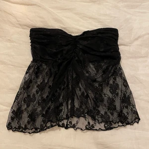 Spetstopp - Jättefin bandeau i svart spets köpt på plick, säljer pga för stor för mig:// Skriv för fler bilder!<3