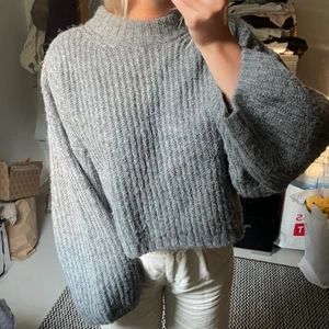 Grå stickad tröja 🤍 - Grå stickad tröja från Gina Tricot i storlek M. Använd ca 2/max 3 gånger. Dvs bra skick. Köpare står för frakt (49kr)💗