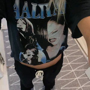 Tröja  - Säljer min t-shirt som jag tyvärr inte använder längre, köpt i Ungern ❤️ köparen står för frakten 