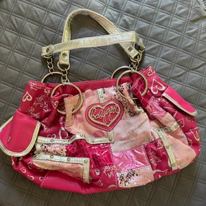 Cool väska  - Cool väska som är köpt secondhand, har en del slitningar💓