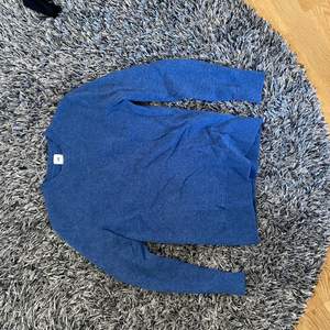 En fint stickad ljusblå tröja. Den är i storlek S men ganska stor i storlek. Tröjan är i relativt bra skick (6/10). Pris kan diskuteras.