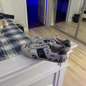 Karl Lagerfeldt skor  - Säljer dessa sjukt snygga skor från Karl Lagerfeld nypris 2000 typ💗 kom med pris förslag, kommer givet vis tvättas av💗💗