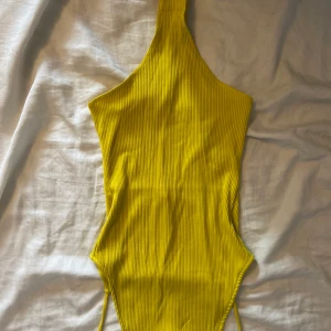 Gul body  - En gul body i stl S. Köparen står för frakt och betalning sker via Swish 🤗