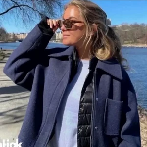 Intressekoll blå jacka  - !intressekoll! på denna populära jacka ifrån nakd som är sååå fin, hör av er om ni är intresserade, tar endast emot bra bud! 🍓🫶🏽❤️‍🔥 