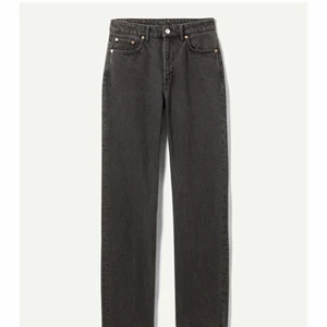 weekday jeans - Jean weekday rowe modell, grå/svarta, storlek 25/34 tror jag men avklippa någon centimeter där nere🌸