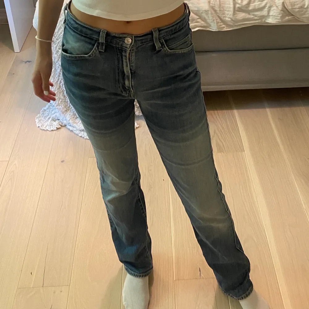 Säljer dessa skitsnygga lågmidjade Levi’s jeans. Det står ingen storlek. Men de passar mig som är 1,76 och brukar ha 36 i jeans. Skriv privat för fler bilder. ♡. Jeans & Byxor.