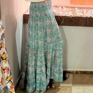 Långkjol - Så fin långkjol med ett jättefint mäster. Köpt utomlands o kostade typ 600kr.  (Färgen är som på första bilden) 💕💕