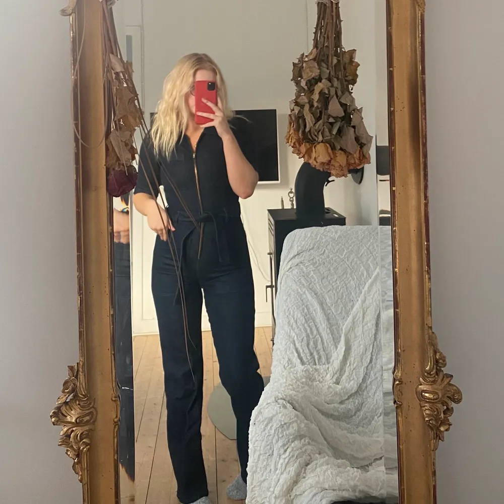 Jätte snygg jumpsuit, lik den omtalade jeans jumpsuiten från Mango. I princip aldrig använd, i stl XS men är mer som en S!. Jeans & Byxor.