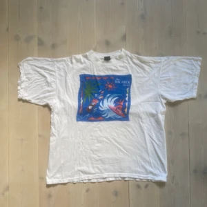 Vintage Bacardi T-shirt  - En riktigt sjuk tisha från säkerligen 80-90 tal med tanke på passformen från sprit märket bacardi. Skicket är riktigt bra 8/10 o den är i storlek L men sitter mer som en boxy L