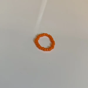 Ring - En ring gjord av pärlor. Den är från New yorker och kostade 50kr. 