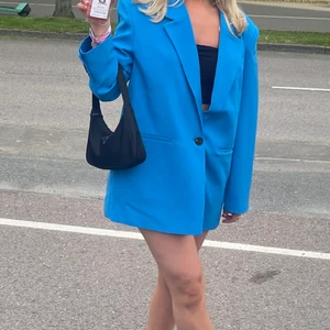 Oversized blazer - Oversized blazer från NA-KD, använd 1 gång. Storlek 38, jätte fin blå färg💜💜 