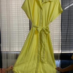 Monkl sommar klänning  - En härlig sommar klänning som sitter lite löst på kroppen ( lite oversize ) men perfekt för en picknick eller snabb dopp. Härlig sommar färg som kanske passar dig! Har använts 3 gånger bara!