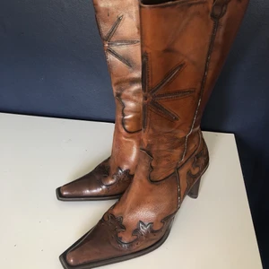 Vintage läderboots - Boots i äkta Italienskt läder. Icke stretchbara så passar vid smala vader. 💖