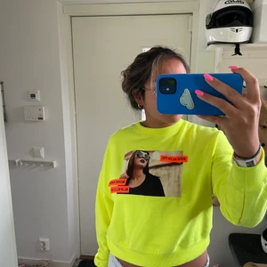 Neon tröja  - Säljer denna otroligt fina neon tröjan från mango. Priset kan diskuteras 💕💕