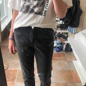 Supersnygga jeans från Gina som jag har använt mycket men som har blivit för korta fär mig, som referens jag är 175. Skriv för fler frågor eller bilder!💕
