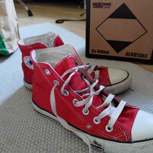 Röda Converse i hyffsat skick. Lite slitet på sidan av ena skon och slitna snören.