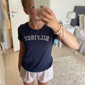 tshirt - snygg hilfiger tshirt som jag köpte på sellpy men har aldrig använt den själv👍