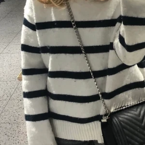 Stickad tröja - Super fin lite tjockare tröja ifrån hm! Super skön och inte alls så stickig! Perfekt till hösten😍 Köpt för ungefär 250kr och säljer för endast 100kr!! 