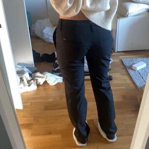 Lågmidjade kostymbyxor - Lågmidjade kostymbyxor köpta secondhand. Storleken är 34 och de passar som en S-XS. De är straight leg och ganska långa i benen. Har själv sytt in dem lite i midjan vilket syns i bild 3 men de är lätt att ta bort. Midjemått: 70cm, Innerbenslängd: 77cm💗💗