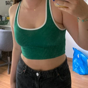 Grönt linne  - Grönt croppat linne från Monki 🦖 Säljer för 50kr + frakt 📦  Linnet är i nyskick och har aldrig använts! Vid frågor eller önskemål om fler bilder är det bara att höra av sig ❣️